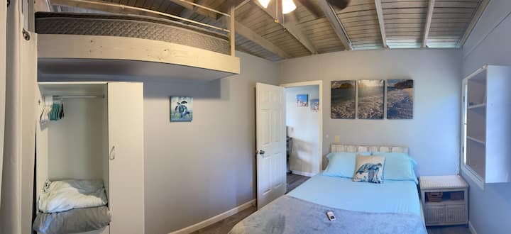 标准双人床卧室，有充足的储藏空间