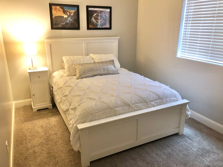 卧室2 ： 1张标准双人床，带步入式衣橱