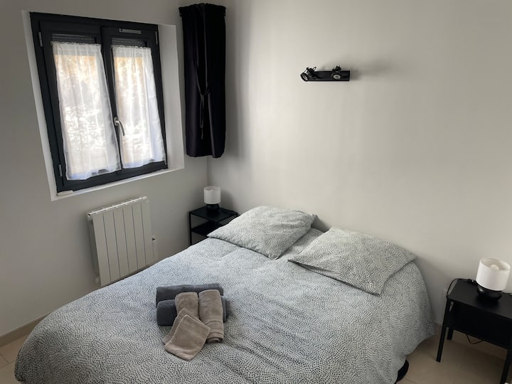 Dormitorio con un armario de pared grande.