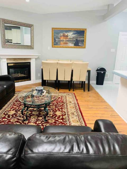 Top performing Airbnb: Mins from the airport (YYZ) Adorable space! in Etobicoke North