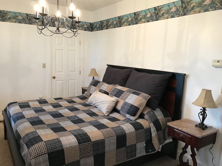 Homestead 1楼有3间卧室。2张加大双人床和1张全尺寸床