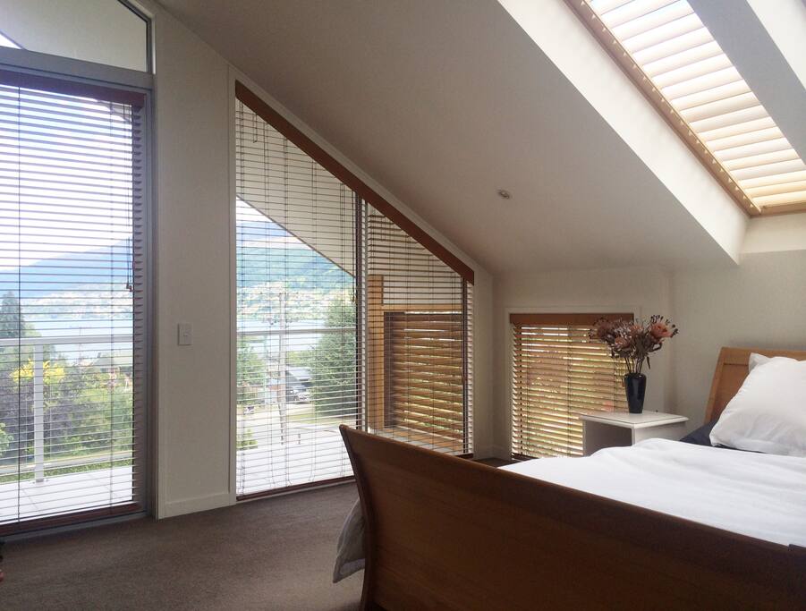MAIN BEDROOM - QUEEN