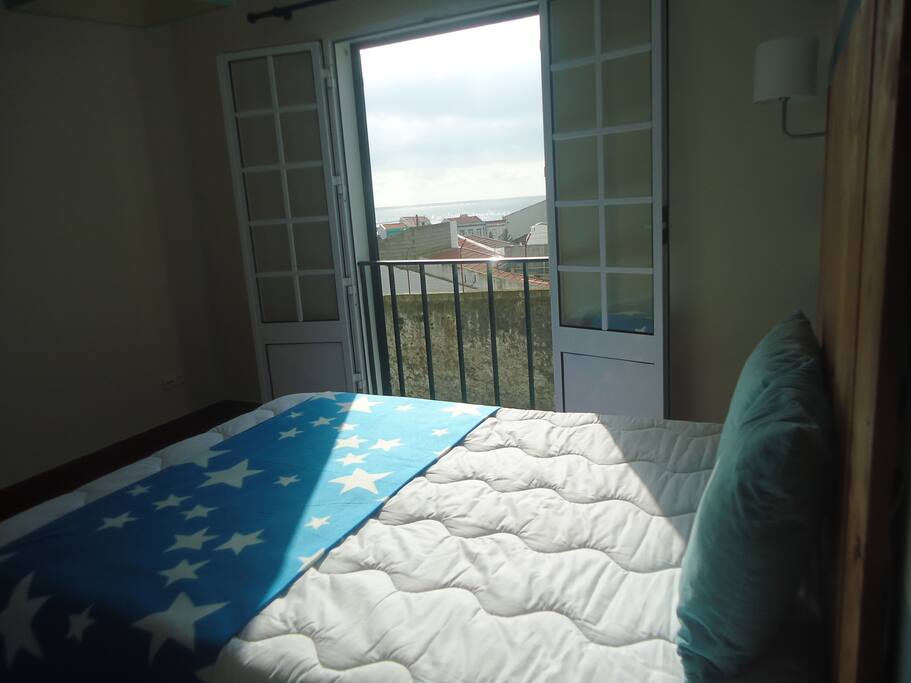 Quarto baleia, com vista para o mar