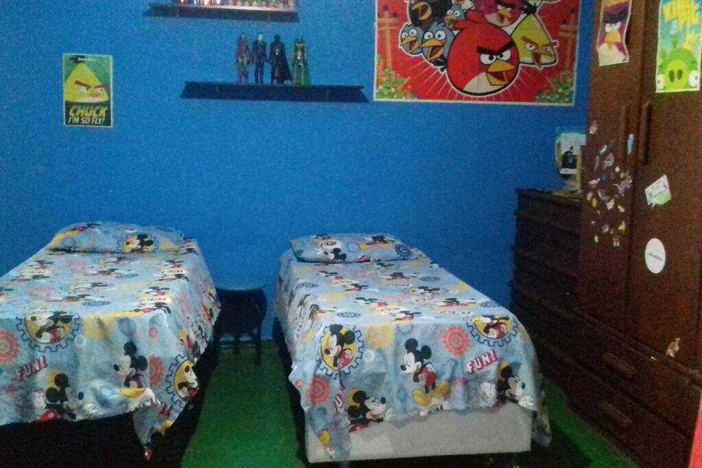 Quarto com duas camas de solteiro e cama auxiliar. Berço e banheiro em caso de necessidade. Quarto com varanda.