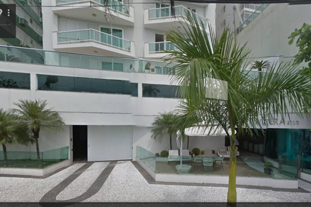 frente do prédio, em frente ao mar.