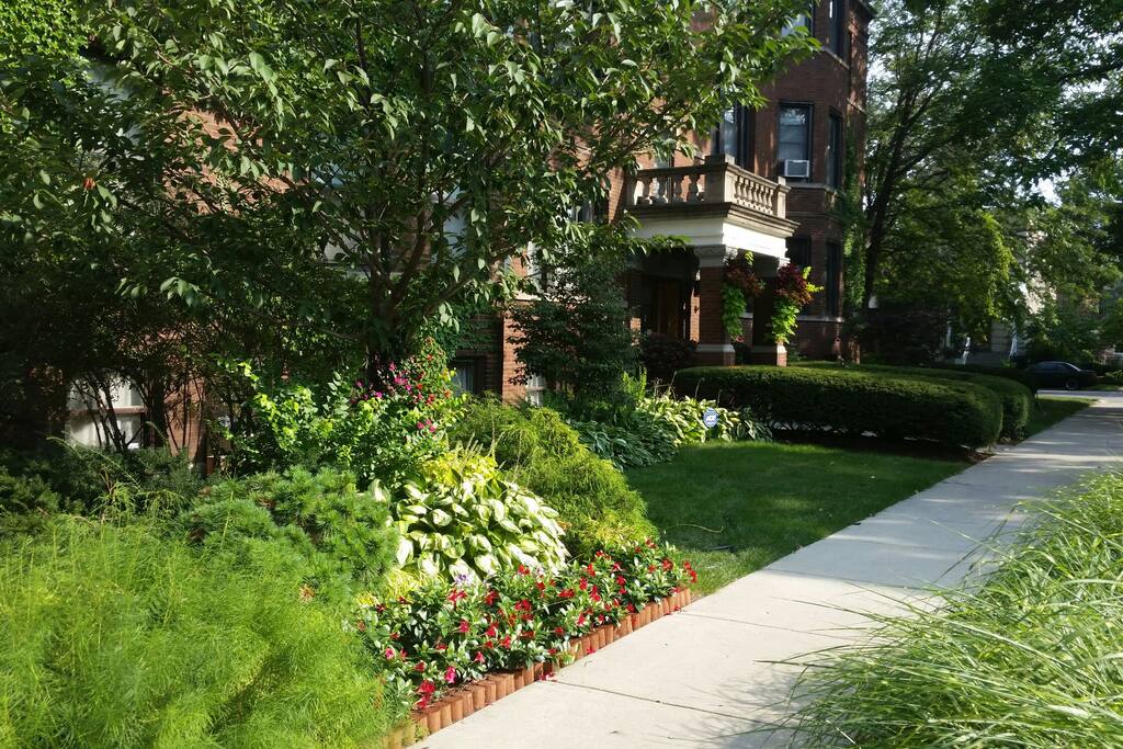 "Here is a bold slugger, "Chicago" set vivid against the little soft cities"
Did I mention free parking in front?