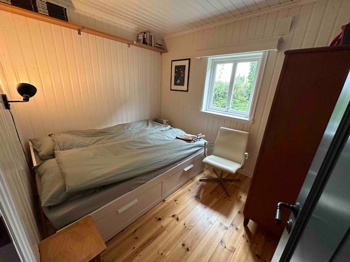 النوم في سرير بعرض 150 سم. يمكن أن تكون الغرفة مظلمة بالستائر.