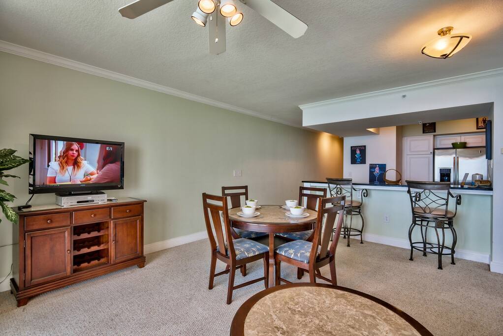 Chair,Furniture,Dining Room,Indoors,Room