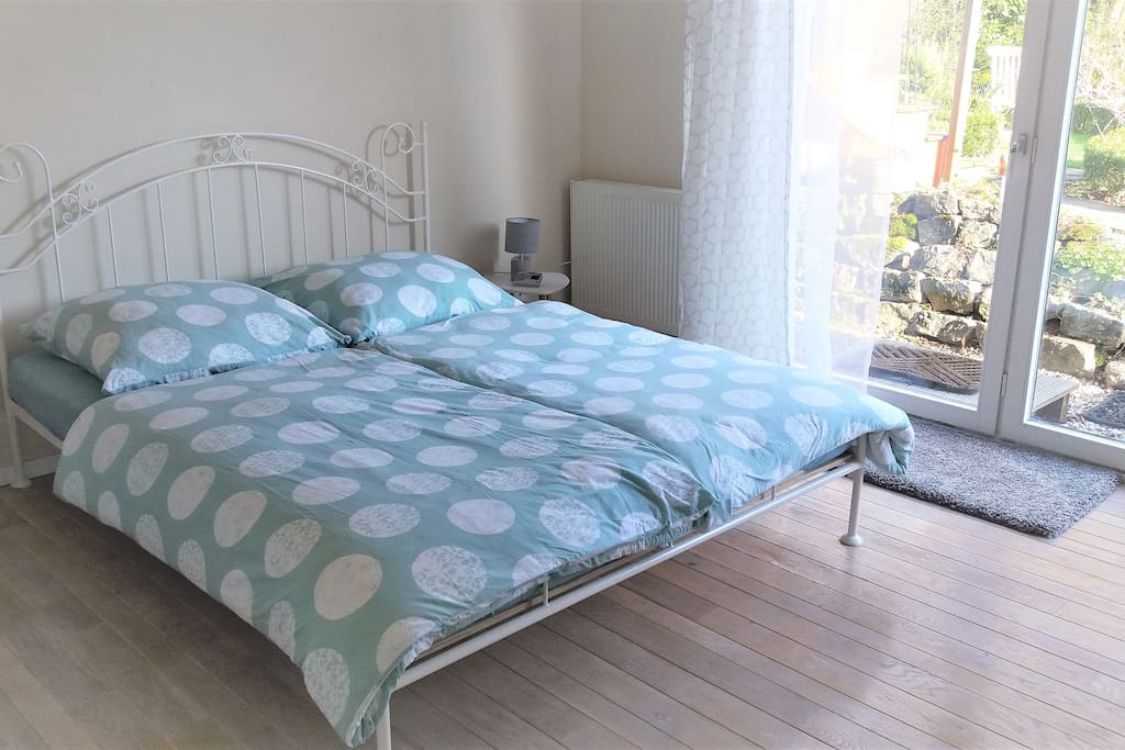 Blick in den Garten,
Bettwäsche in Komfortgröße für 2 Personen (155x220)