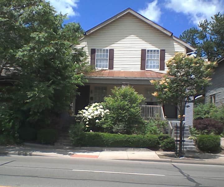 This Old Home Spacious, Comfy & Centrally Located - 오하이오