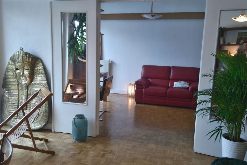 Le double salon qui se ferme complètement pour faire chambre