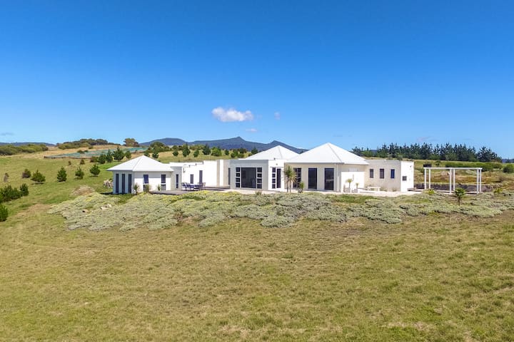 CONTEMPORARY LUXE WATERFRONT RESIDENCE gallery image 2