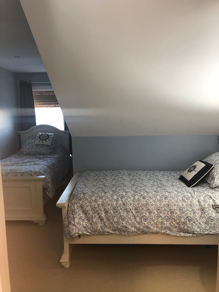 2 Nd საძინებელში არის 2 ერთადგილიანი საწოლი , საკაბელო ტელევიზია
T.v. და კარადა 