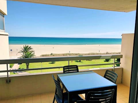 Pleasant Apartment  facing the sea