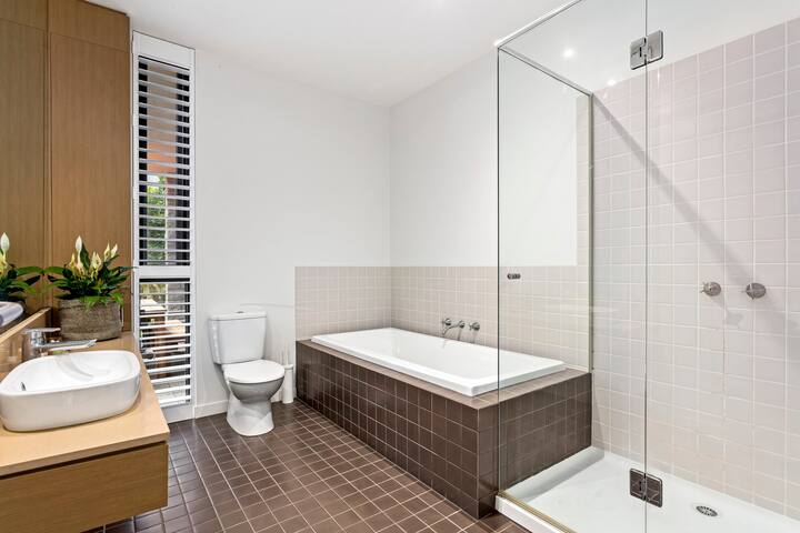 Barwon Heads, Perfect Central Location yet private gallery image 3