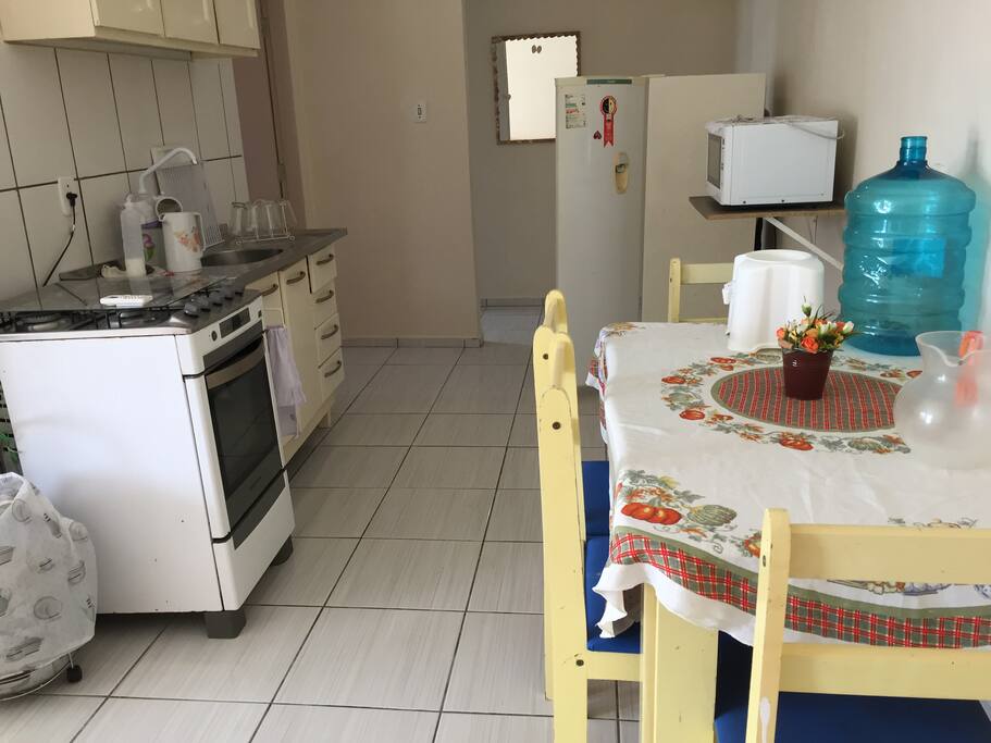 Cozinha com micro ondas também