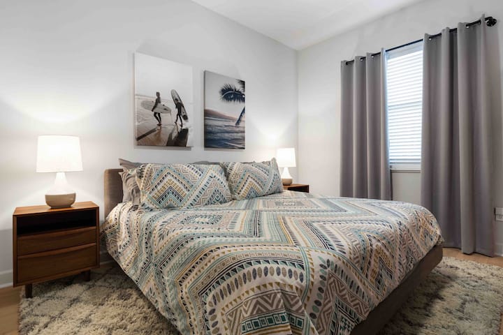 Спалня за гости №1: двойно легло king size с скрин, крайни маси и 65 - инчов смарт телевизор с кабелна кутия