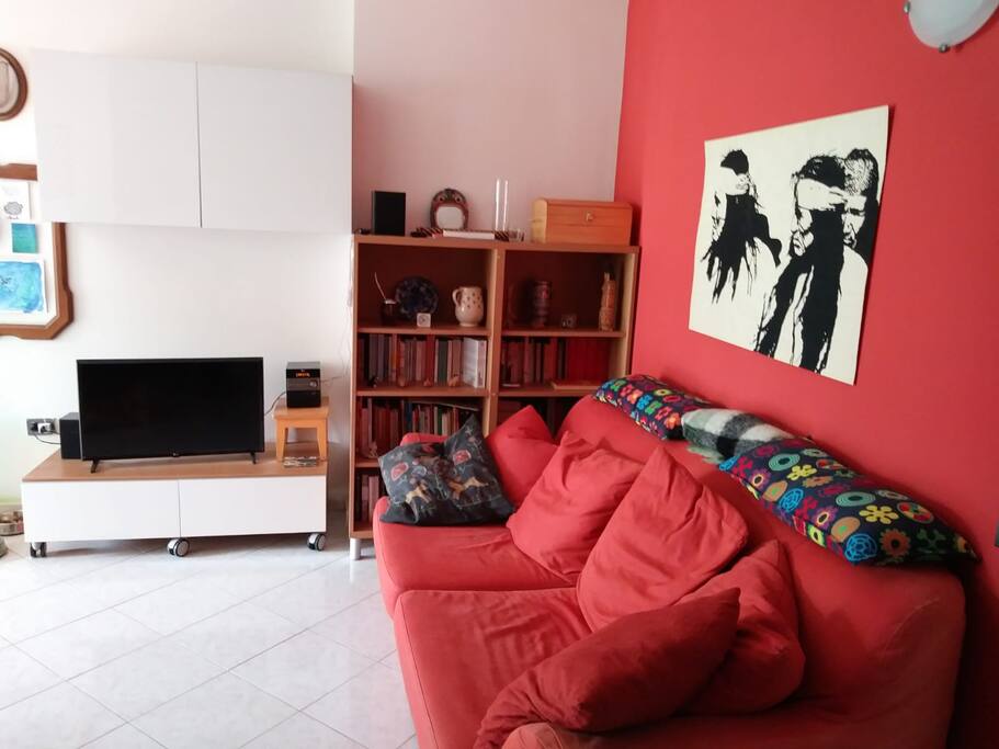 ... angolo musica, TV e divano letto...