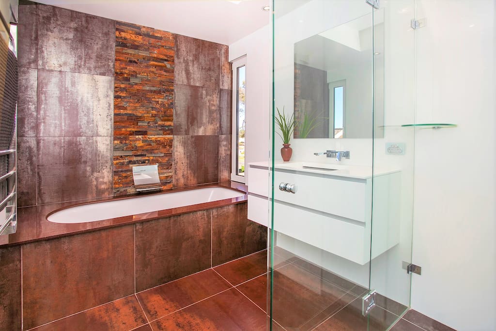 Upstairs Main Bathroom