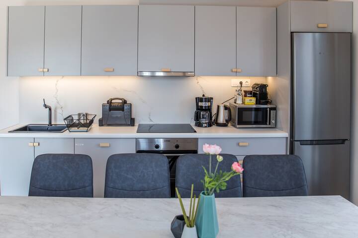 Elegant Athens Penthouse, for Groups & Families gallery image 4