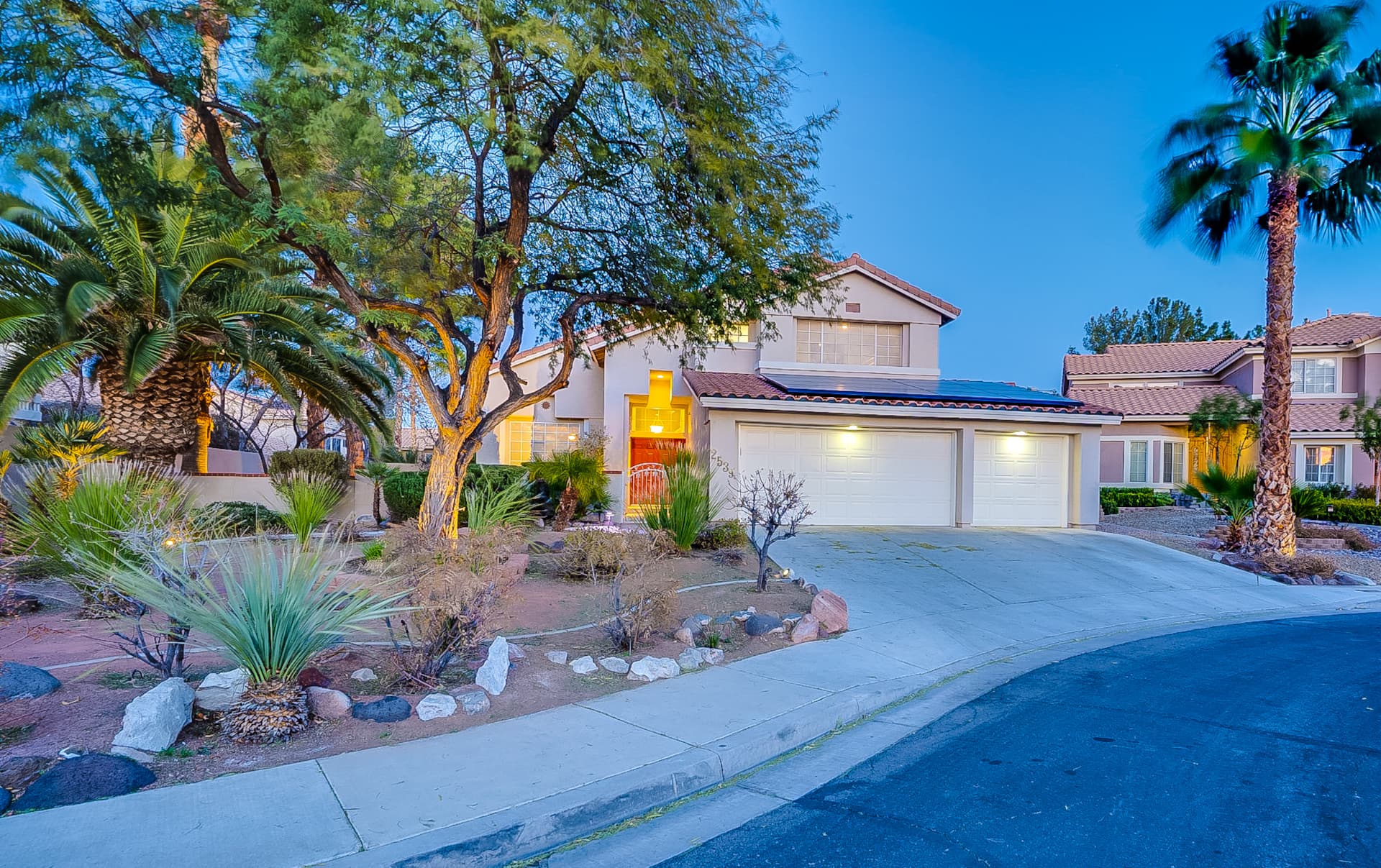 Deluxe 4 Bed / 3 Bath with Heated Pool close to the strip — photo 3