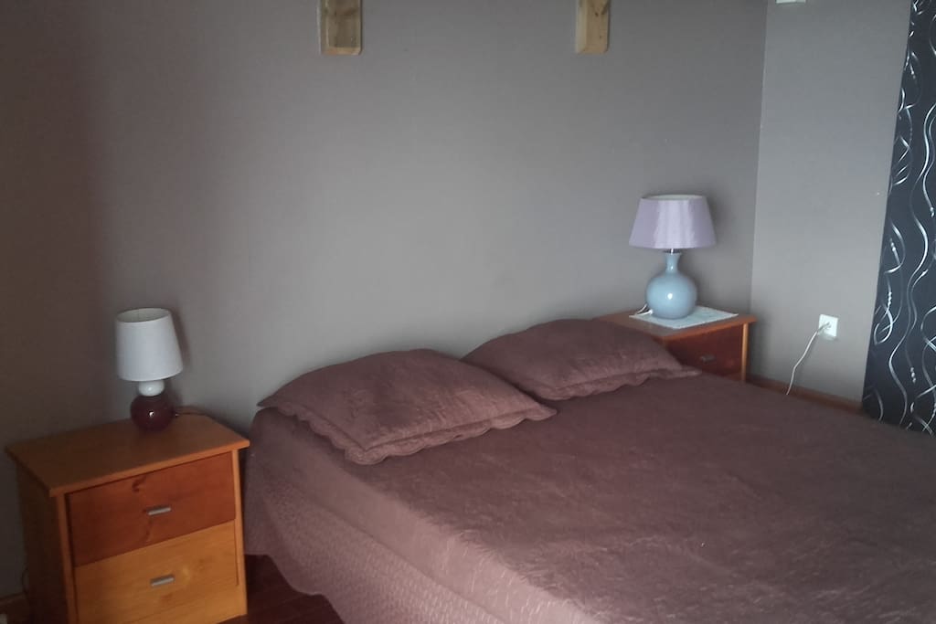 Chambre avec lit en 140 et télévision.