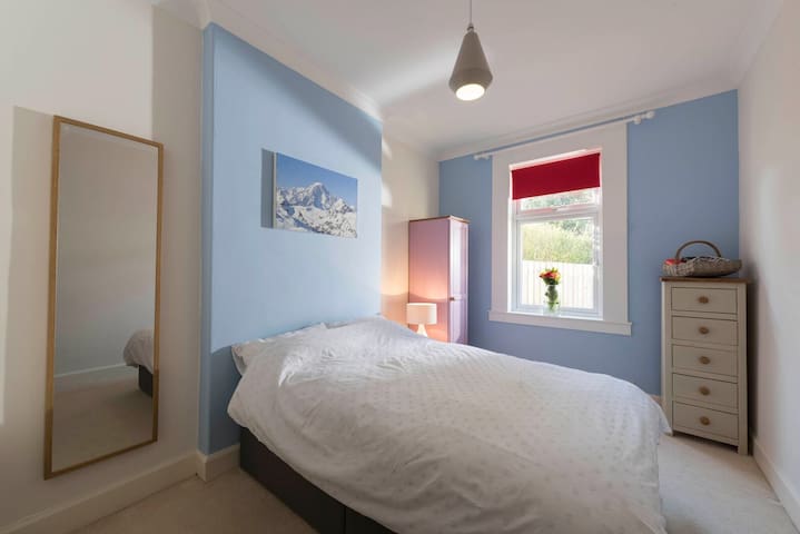 Beautiful house with conservatory and large garden gallery image 2