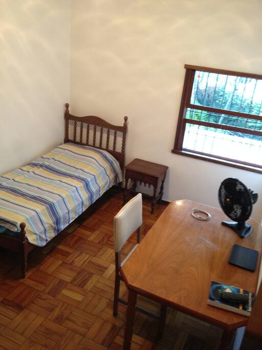 Um dos quartos disponíveis para locação!!! =)