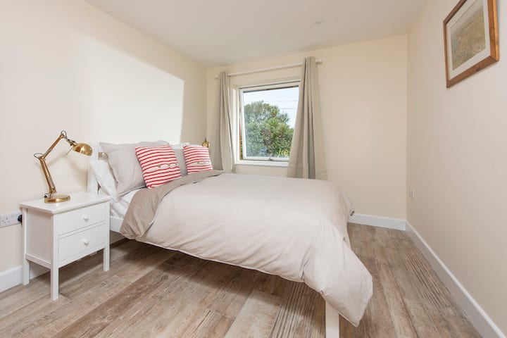 紅色房間；舒適的雙人牀，配有John Lewis牀罩。冬季或夏季重量羽絨被，取決於您入住的時間。各式各樣的枕頭類型。提供牀單和毛巾。