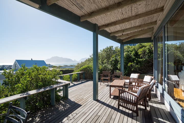 Baleen Sound at the sea – Kommetjie