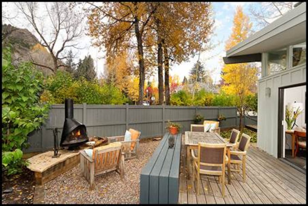 fall backyard with integrated bench and seating for 8+
