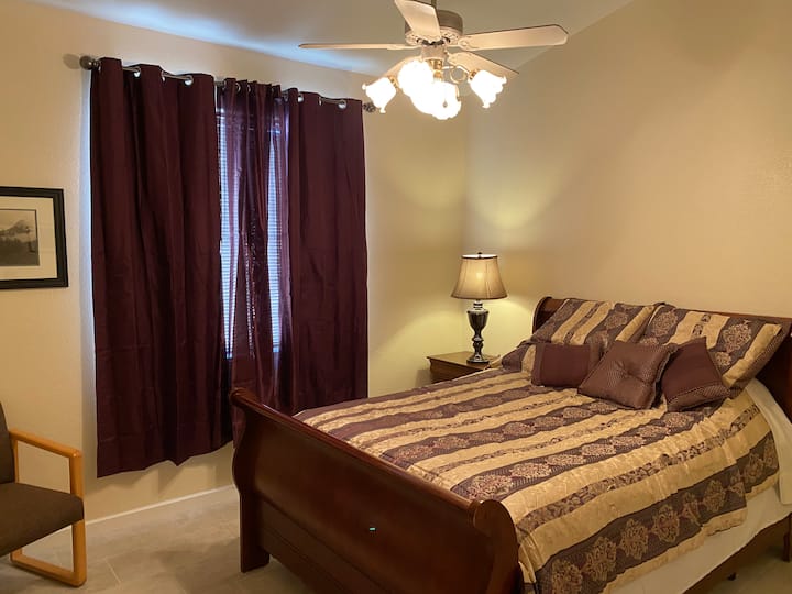 Jednostruka spavaća soba ima novi i udoban madrac za veći bračni krevet