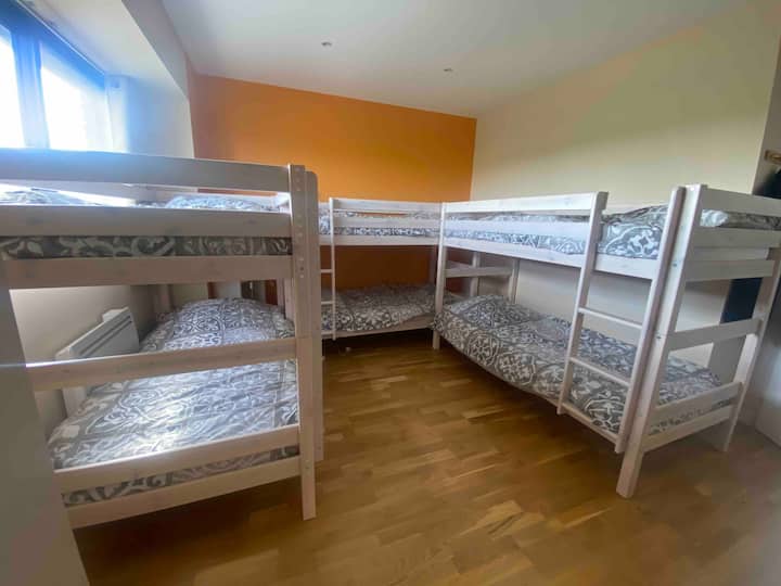 Dortoir de 6 lits, idéal pour des enfants. 
Salle de bain attenante. 
Linge de lit et serviette fournies. 
Rangements pour vêtements. 