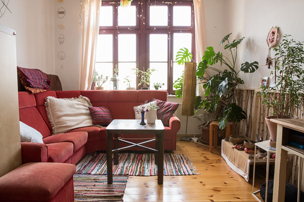 Wohnzimmer mit Schreibtischplatz und Matratze für 3. Person