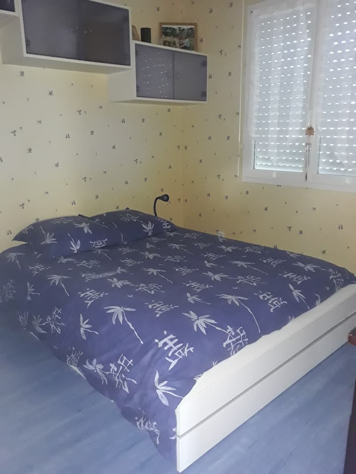 一楼房间，带淋浴间、洗手间和卫生间