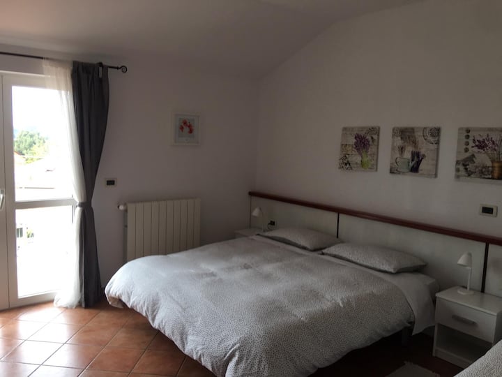 Chumba cha kulala cha pili kilicho na kitanda cha watu wawili + kitanda cha mtu mmoja