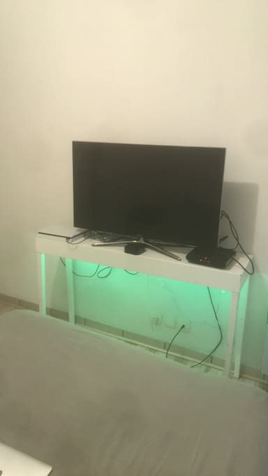 Grand écran plat 116 cm avec apple TV, décodeur orange et console de jeu ( ps4 )