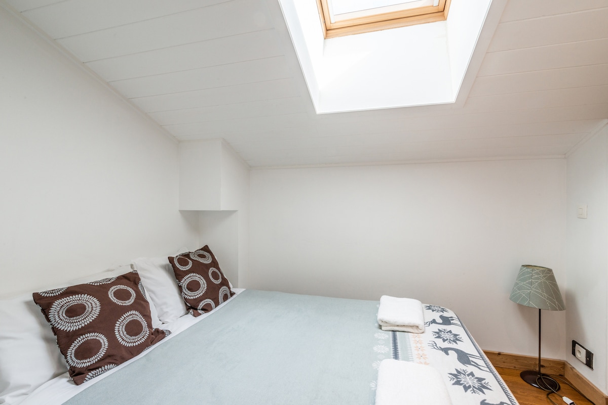 带天窗的舒适双人卧室