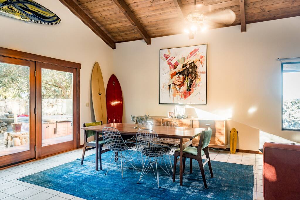 Dining area for 6 on an original Jens Risom table.