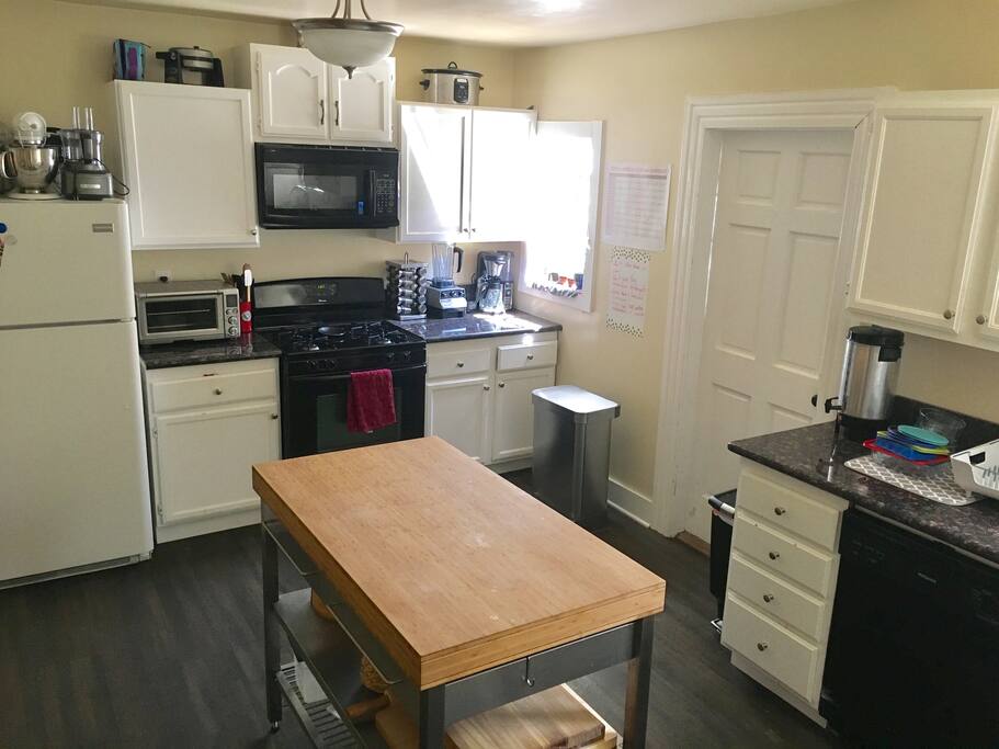 Great working kitchen - house is vegetarian, fish is ok to cook. All meat meals must be eaten on paper plates with disposable utensils.