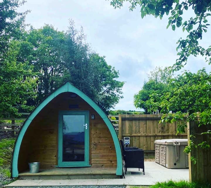The Warren Pod, Welsh Border Glamping with hot tub Guest suites for