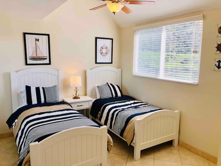 חדר שינה מס '2 עם מיטות זוגיות נוחות במיוחד, תקרות מקומרות, מאוורר תקרה, עיצוב ימי ונוף לאוקיינוס ולהרים