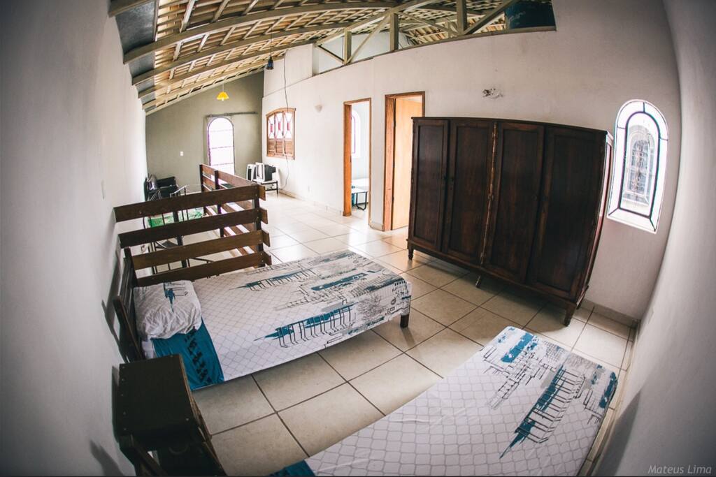 Segundo quarto compartilhado, com guarda-roupas grande, local muito arejado com várias janelas.