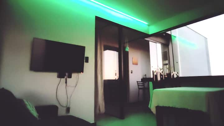 סוגים שונים של תאורה
טלוויזיה, Wi - Fi, 
בכל חדרי השינה יש שולחן. נהדר למשרד הביתי 