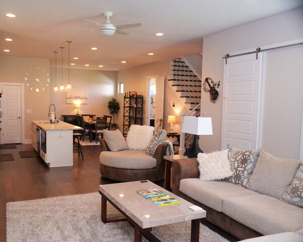 Beautiful & Spacious Modern Home in Nashville! gallery image 3