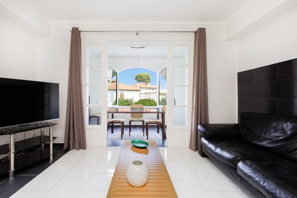 Popular Airbnb listing: beautiful two-room 52 m2. pool. Garage, terrace. in Le Cannet