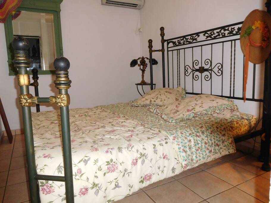 La chambre et son lit spacieux
