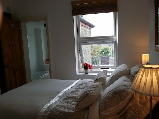 Cute Room with Private bathroom