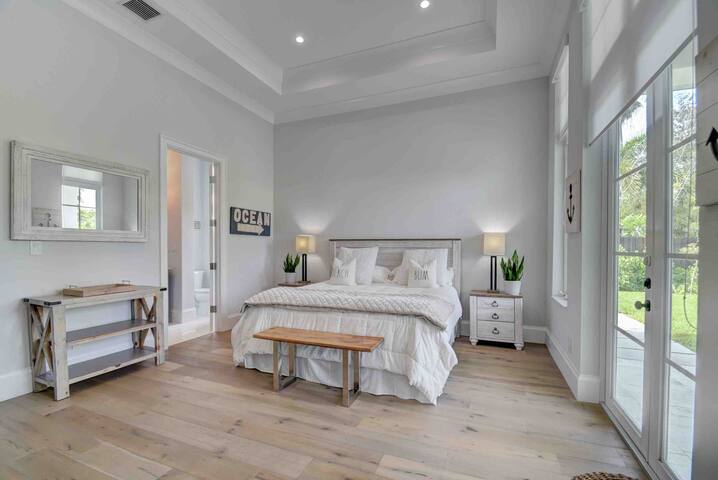 Private Entrance Bungalow minutes from beach