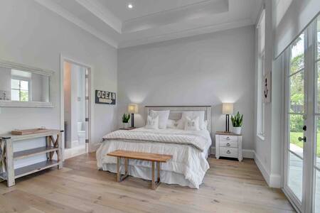 Private Entrance Bungalow minutes from beach